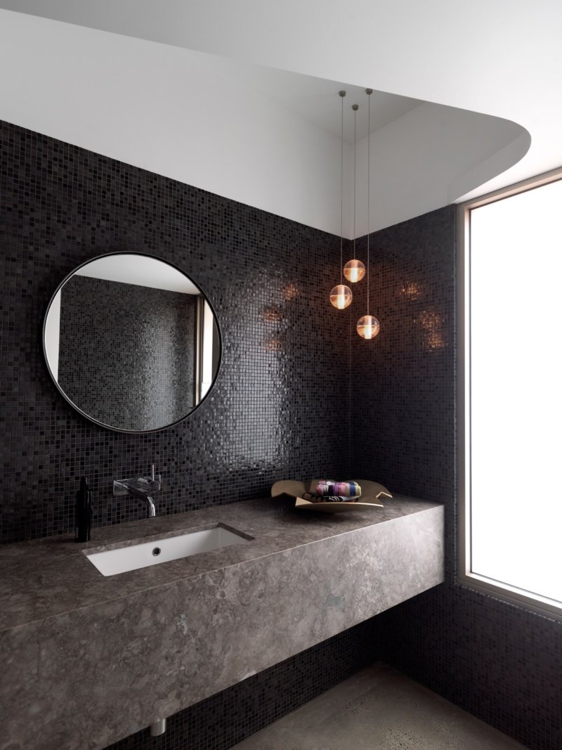 Ванная комната с черной плиткой и красной плиткой – фото дизайна интерьера