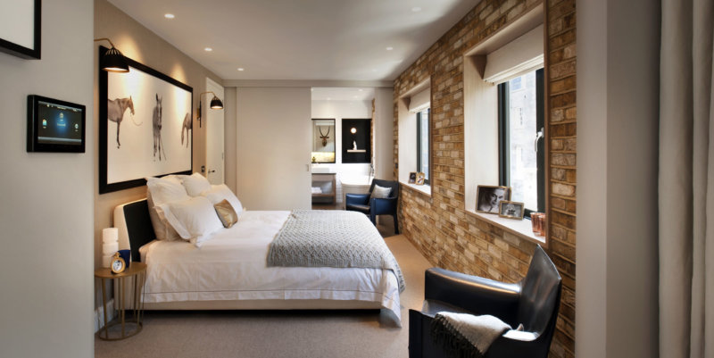 Спальня с двумя окнами — модный дизайн (90 фото)
